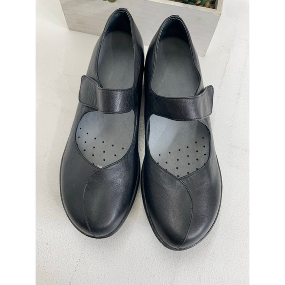 Dansko Shoes - Women's Dansko Black Mary Jane Flats Size 10.5